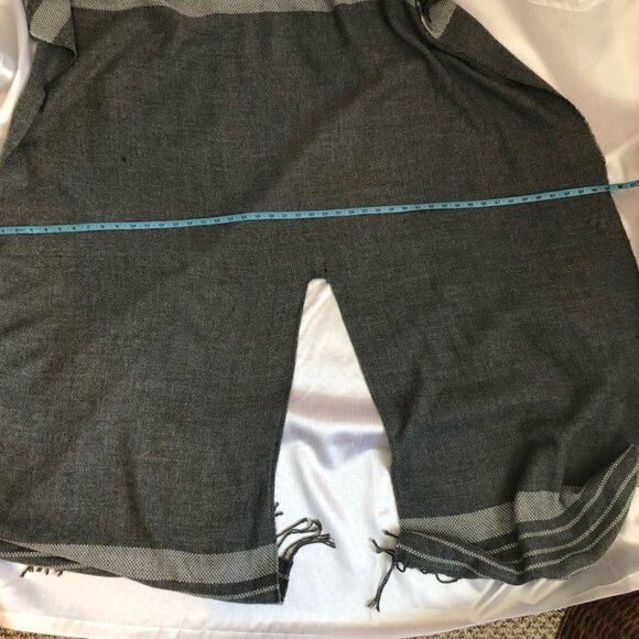 NWOT. Gap Grey Poncho One Size Fits  All 100% Acrylic - Picture 9 of 9